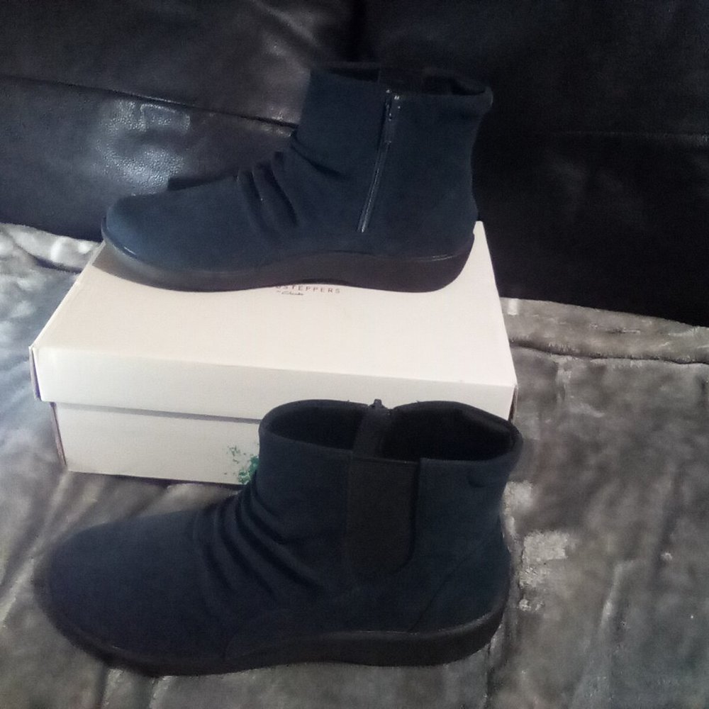 Clarks Cloudsteppers Ankle Boots in Navy
